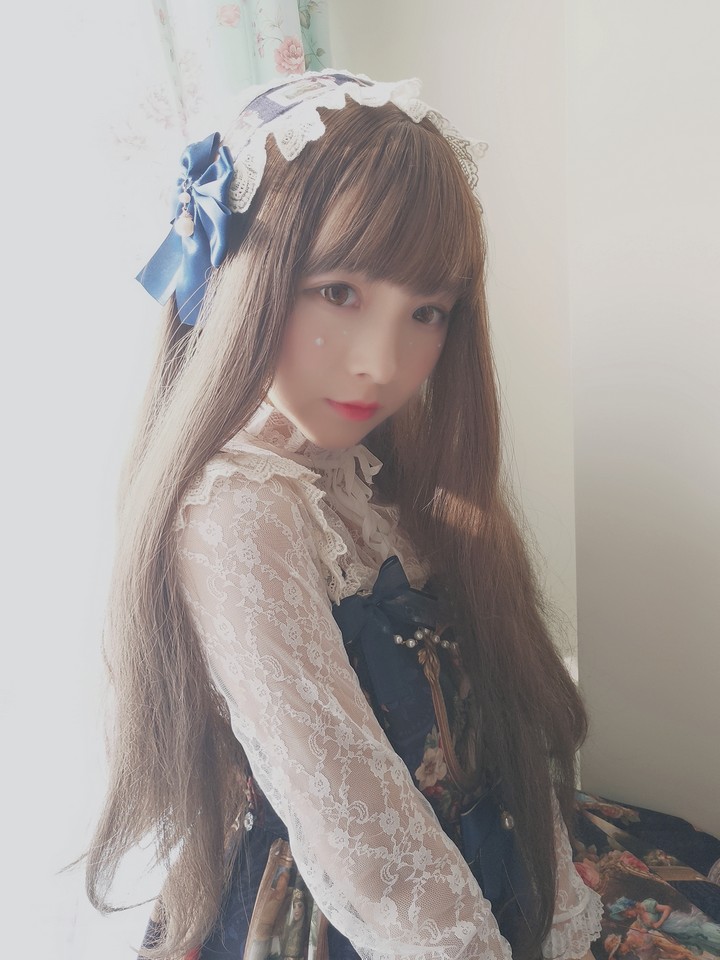 白莉爱吃巧克力外网图热潮:甜辣本色,摄影师劲爆幕后全揭秘 1 白莉爱吃巧克力外网图热潮:甜辣本色,摄影师劲爆幕后全揭秘