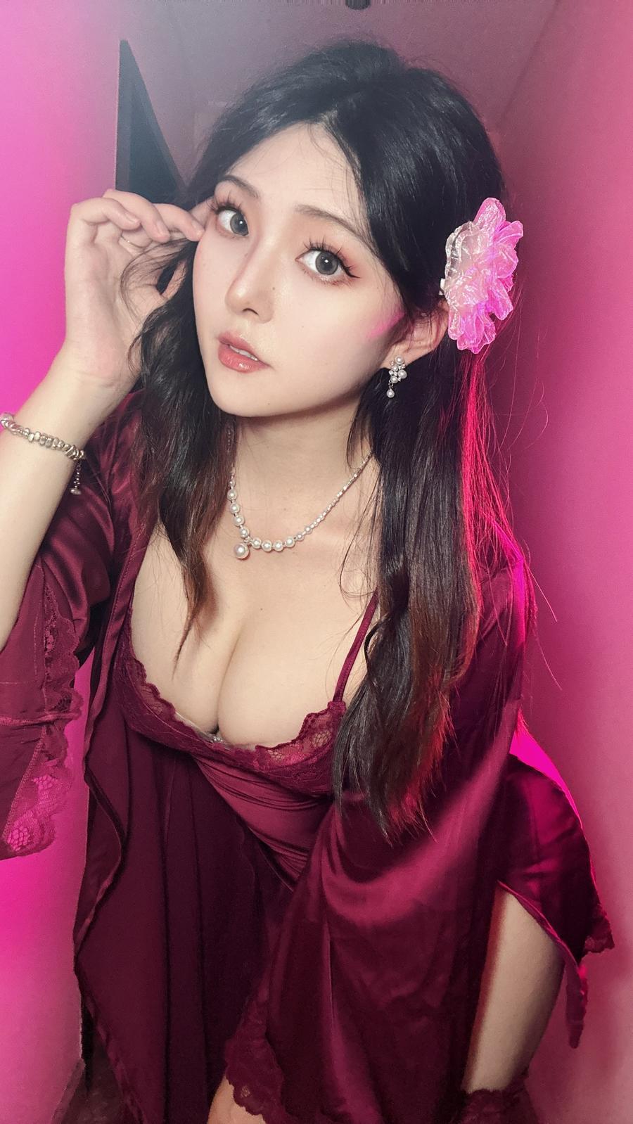 草莓味的奈奈兔喵小吉:甜美与热辣的COS觉醒 4 草莓味的奈奈兔喵小吉:甜美与热辣的COS觉醒